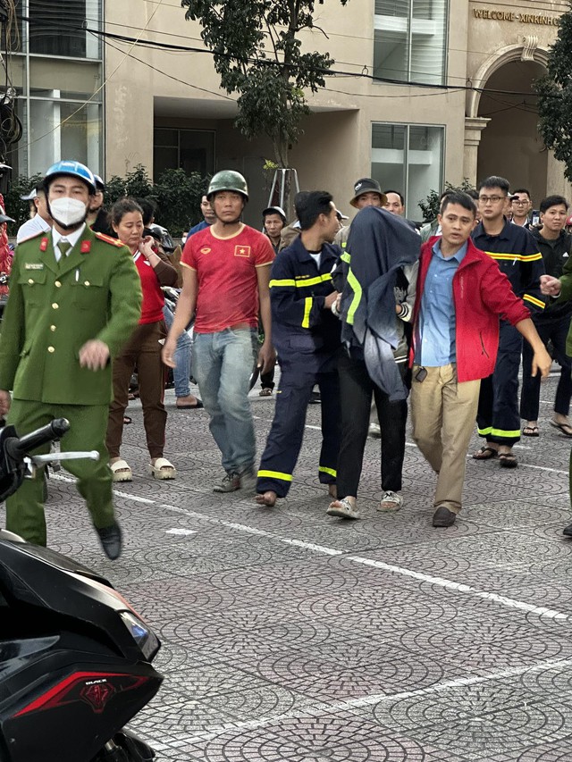nghe an cuu co gai cheo leo tren noc toa nha cao 25 tang dinh tu tu dspl