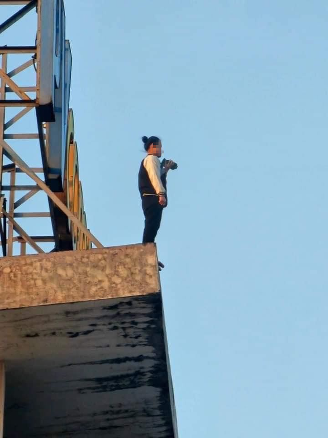nghe an cuu co gai cheo leo tren noc toa nha cao 25 tang dinh tu tu