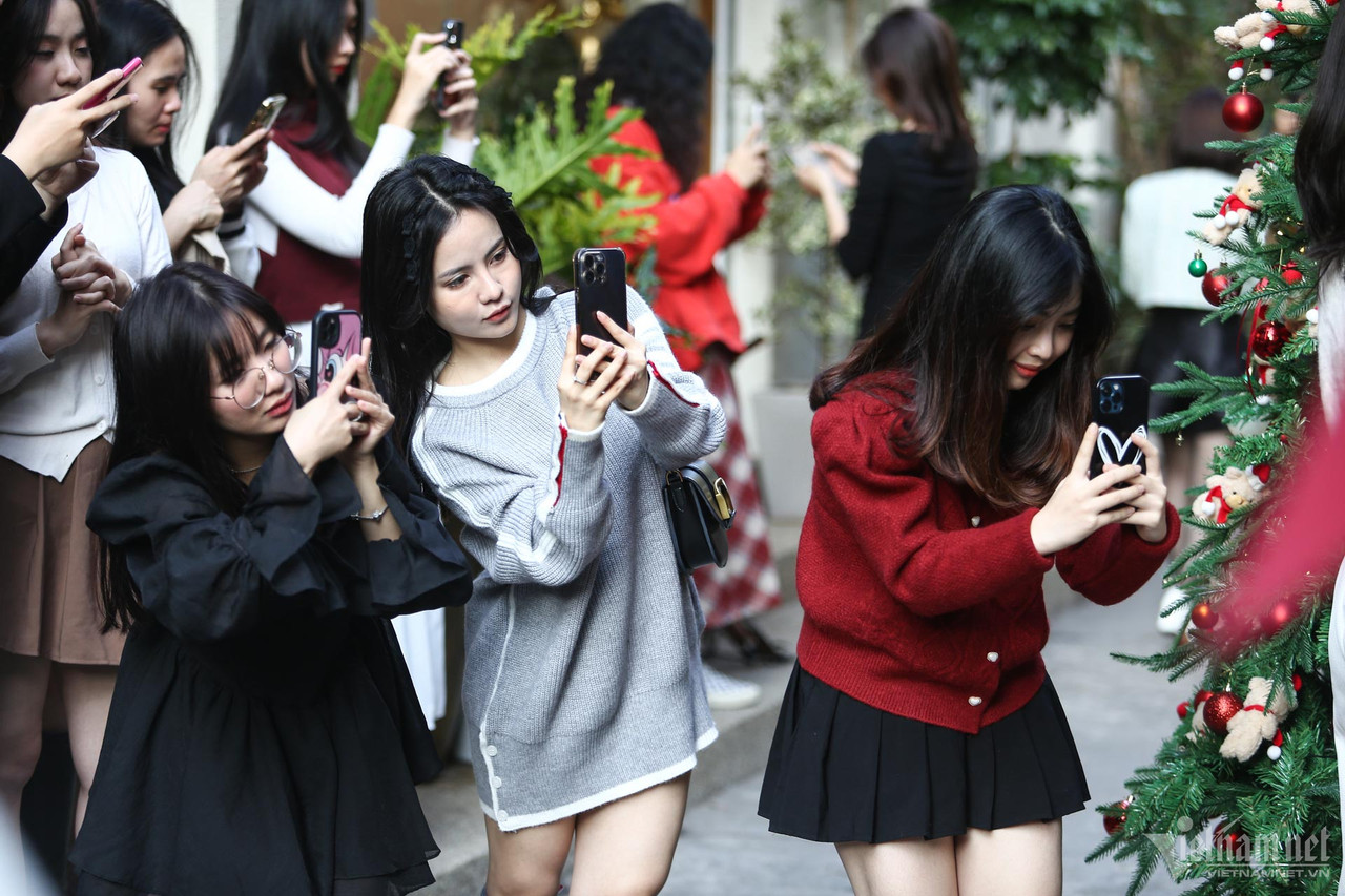 gioi tre ha noi xung xinh quan ao check in don giang sinh cac quan ca phe dong nghet dspl