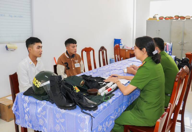 dat trang phuc canh sat co dong tren mang de di tuan va cai ket cua 2 thanh nien dat trang phuc canh sat co dong tren mang de di tuan va cai ket cua 2 thanh nien