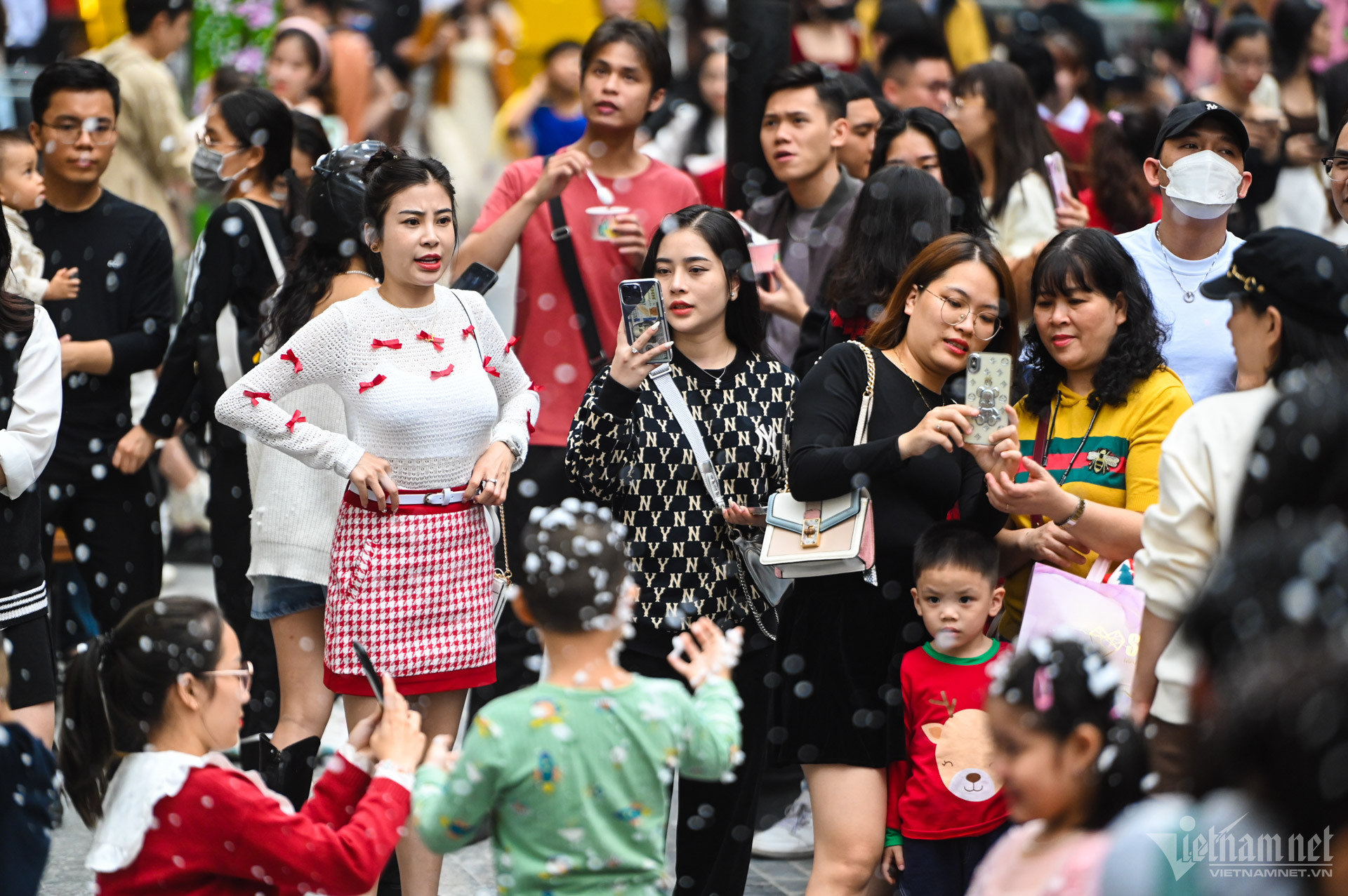 lan dau tien tuyet roi giua long ha noi hang tram ban tre do xo song ao pho di bo kieu chau au dspl9