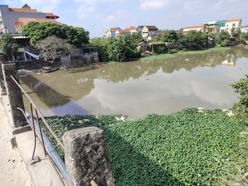 vu thi the 3 bo con tren song o hung yen doi chan be gai bi buoc day mau do