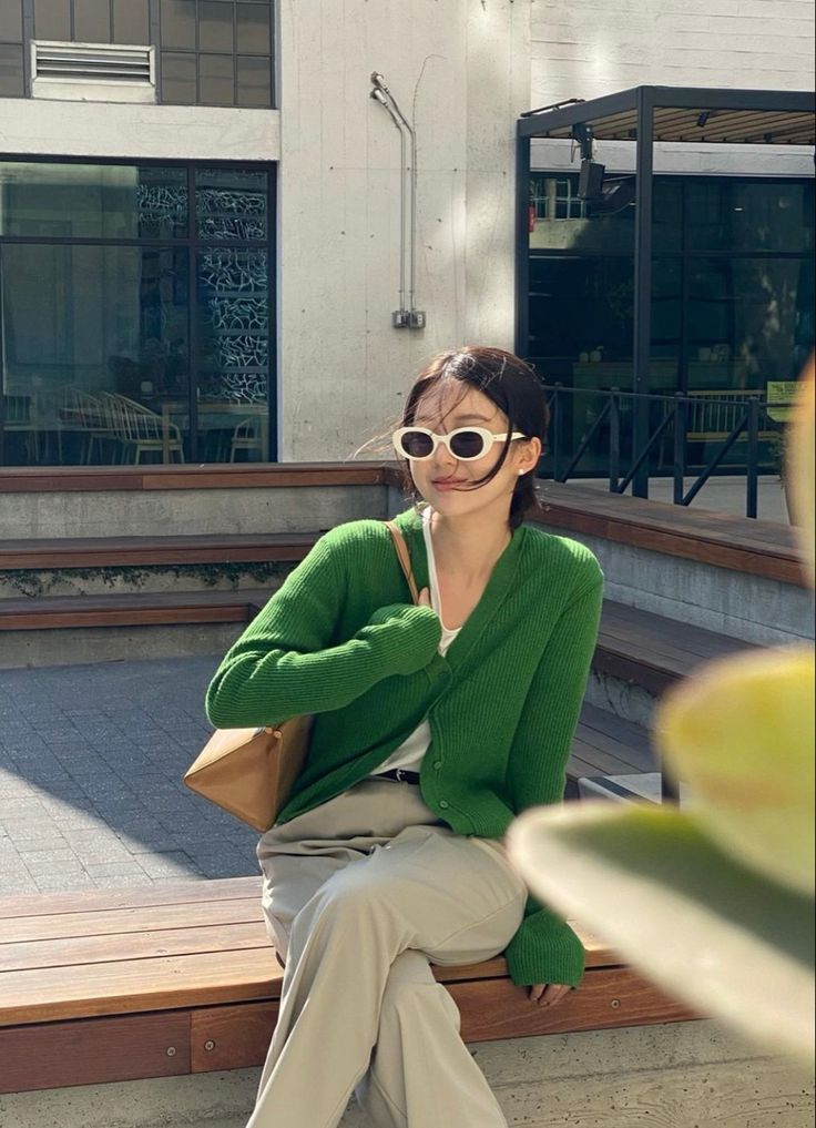 ngoai do va trang 4 gam mau nay se giup ban bien tau outfit mot cach thoi thuong mua noel 2023