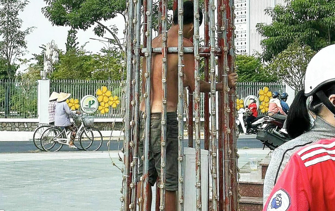 tin nong 24h hom nay ngay 17 12 2023 canh sat giai cuu thanh nien bi ket trong tru den cong vien