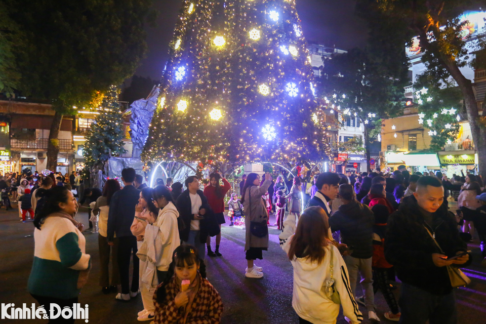ha noi giang sinh go cua som nguoi dan van do ra duong trong cai ret duoi 15 do c dspl1