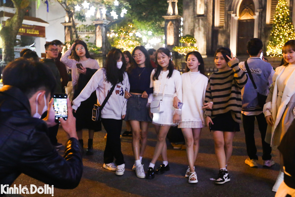 ha noi giang sinh go cua som nguoi dan van do ra duong trong cai ret duoi 15 do c dspl2