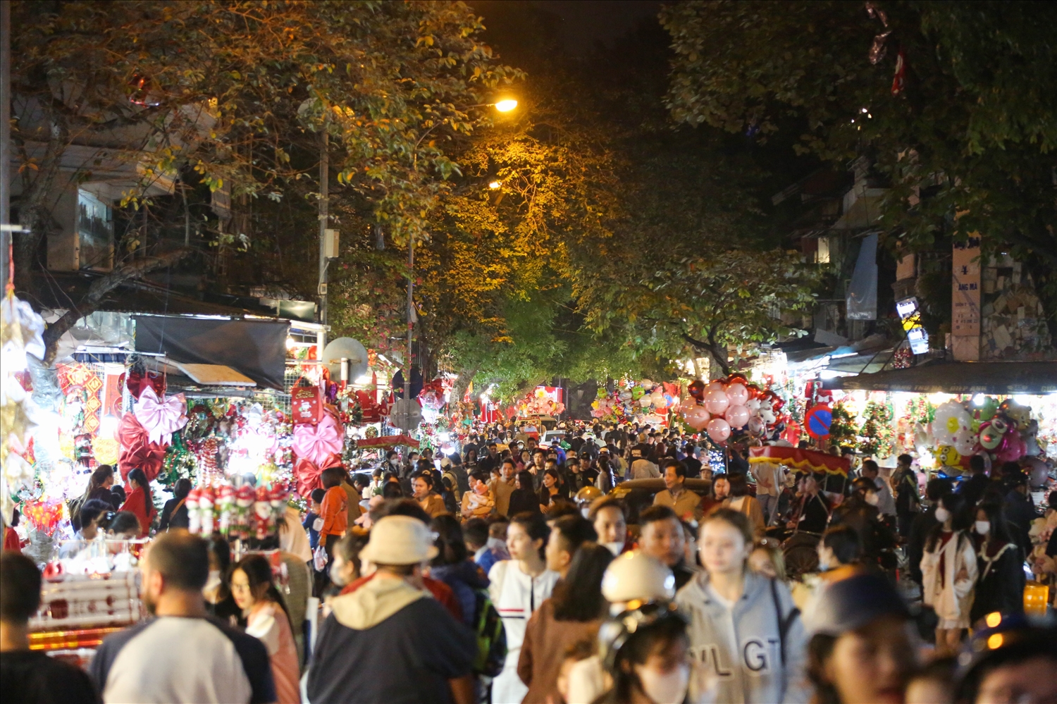 ha noi giang sinh go cua som nguoi dan van do ra duong trong cai ret duoi 15 do c dspl8