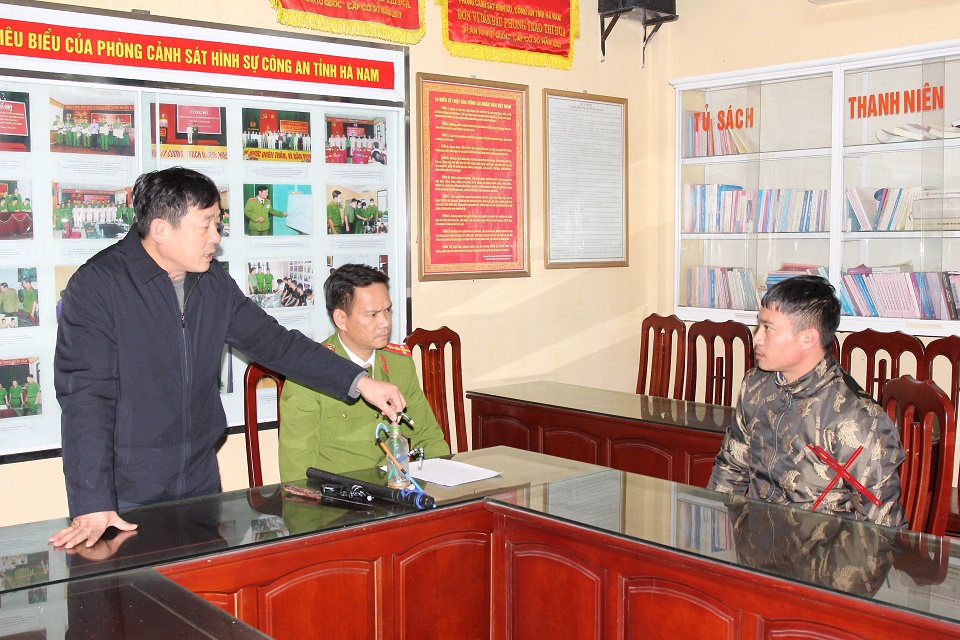 ha nam bat nguoi dan ong thu sung giu nguoi trai phap luat ha nam bat nguoi dan ong thu sung giu nguoi trai phap luat