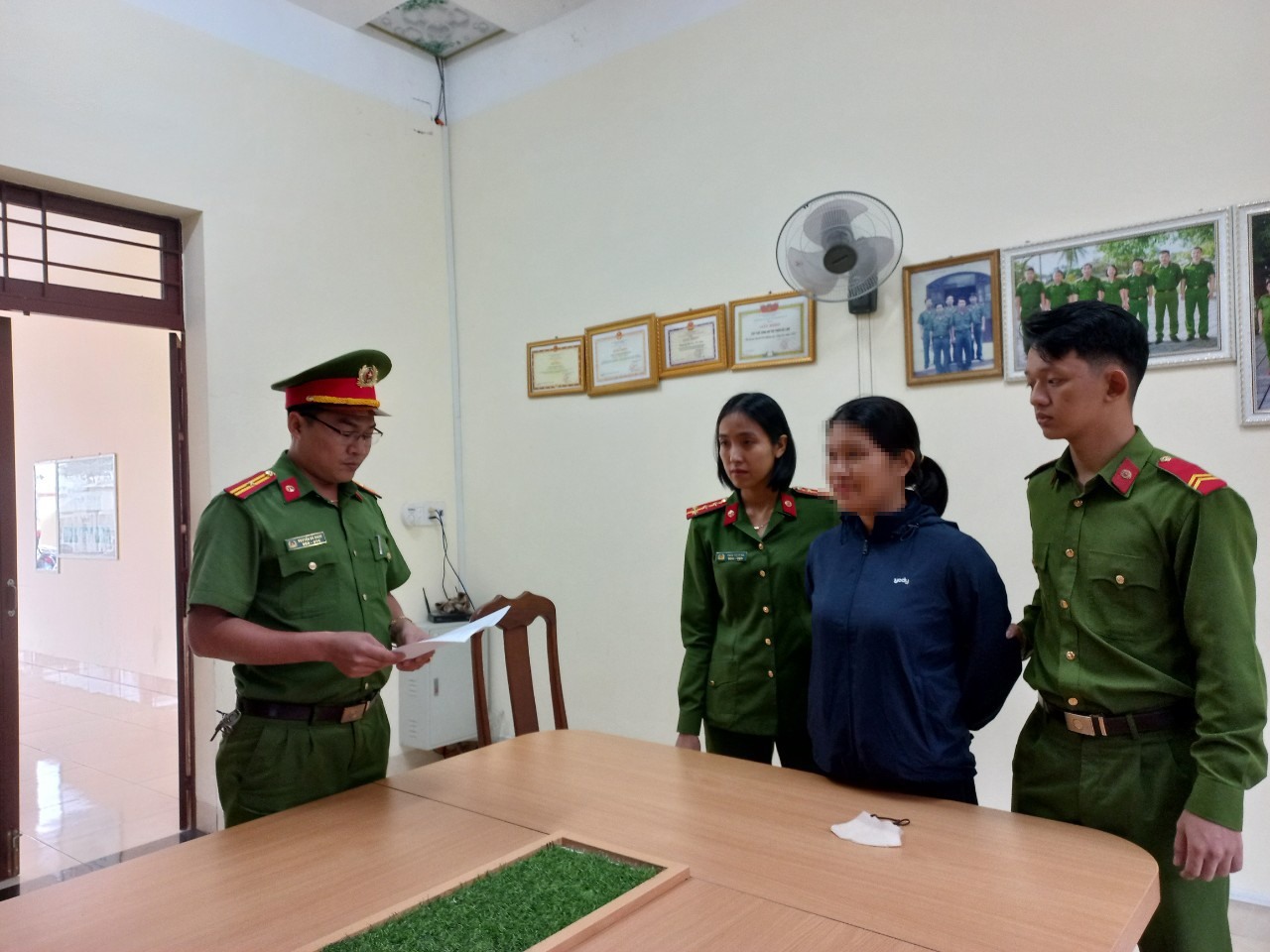 quang nam dap pha xe o to va thach thuc cong an mot phu nu bi khoi to quang nam dap pha xe o to va thach thuc cong an mot phu nu bi khoi to