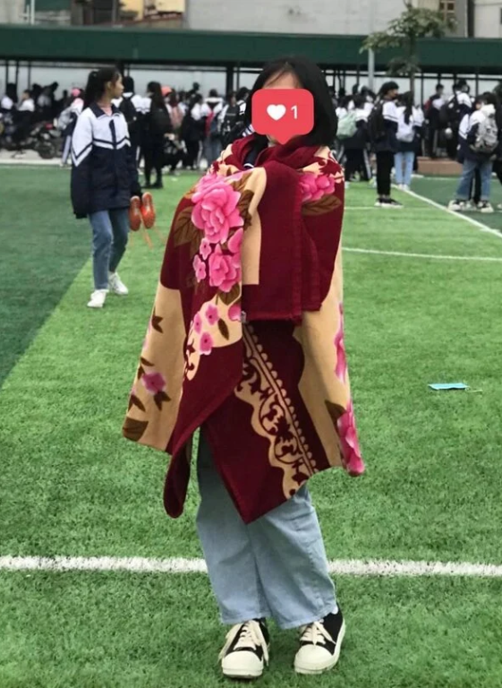 khoanh khac nguoi dan chum chan ra duong doi dau voi cai ret gay bao cu dan mang 1