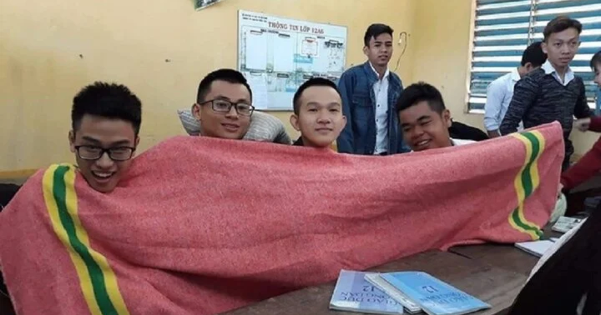 khoanh khac nguoi dan chum chan ra duong doi dau voi cai ret gay bao cu dan mang 2