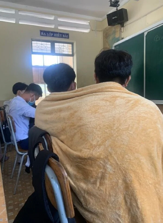 khoanh khac nguoi dan chum chan ra duong doi dau voi cai ret gay bao cu dan mang 