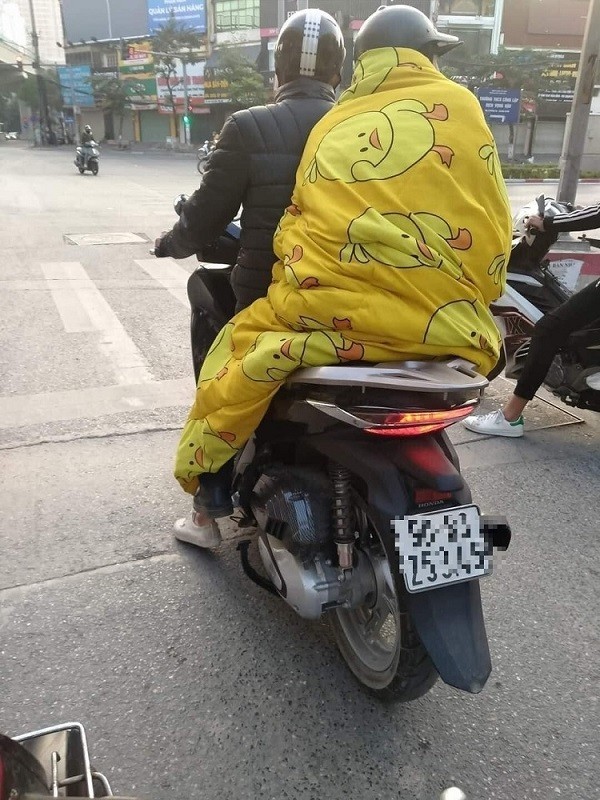 khoanh khac nguoi dan chum chan ra duong doi dau voi cai ret gay bao cu dan mang dspl3