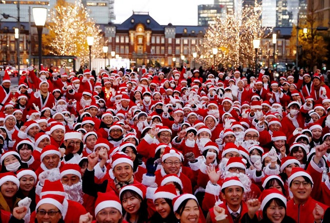 loat anh vui nhon ong gia noel phat qua giang sinh cho moi nguoi tren khap the gioi dspl