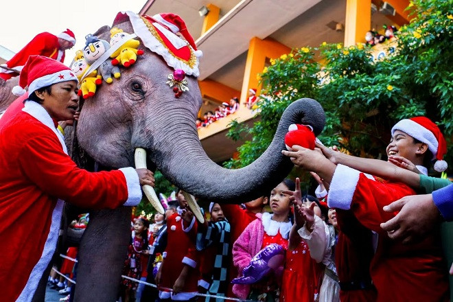 loat anh vui nhon ong gia noel phat qua giang sinh cho moi nguoi tren khap the gioi dspl1