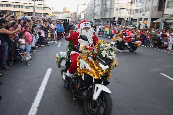 loat anh vui nhon ong gia noel phat qua giang sinh cho moi nguoi tren khap the gioi dspl3