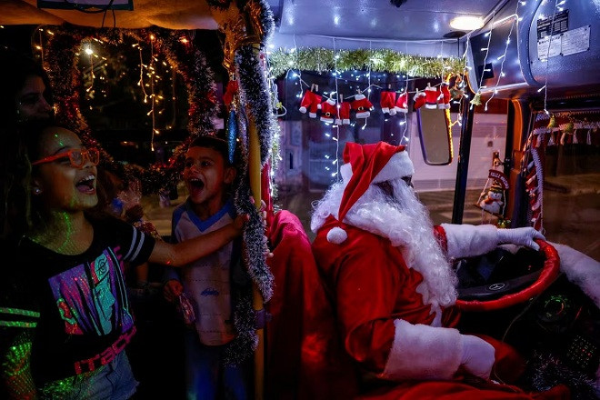 loat anh vui nhon ong gia noel phat qua giang sinh cho moi nguoi tren khap the gioi dspl4