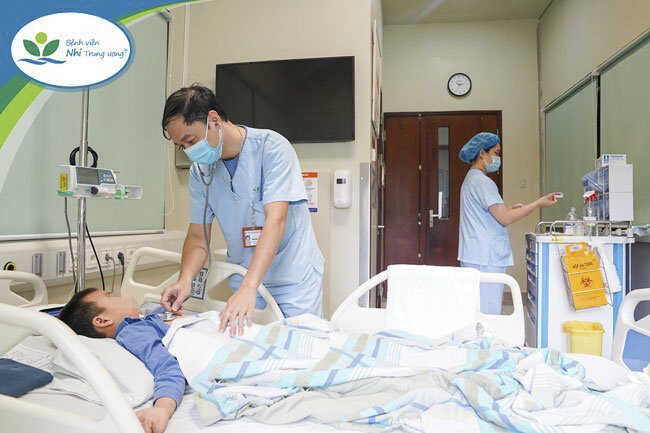 nga khi choi xe 3 banh be trai 6 tuoi nguy kich tinh mang