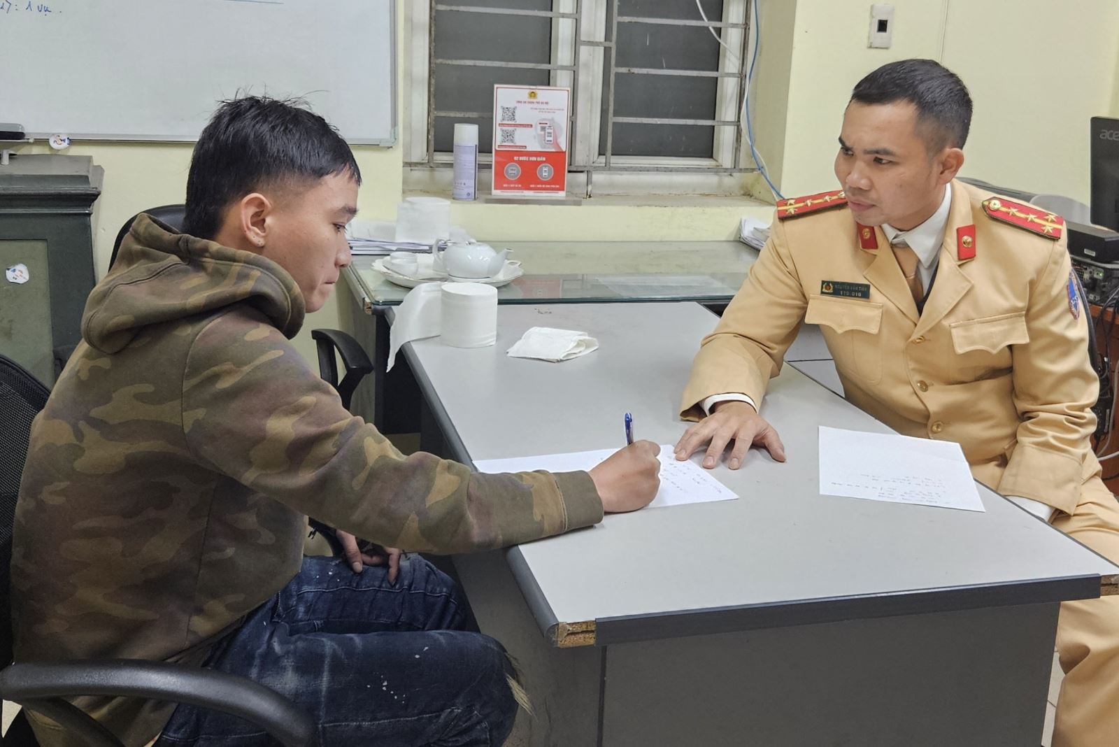 nghe tieng ho hoan dai uy csgt lao ra bat nong ten cuop tren duong pho ha noi nghe tieng ho hoan dai uy csgt lao ra bat nong ten cuop tren duong pho ha noi