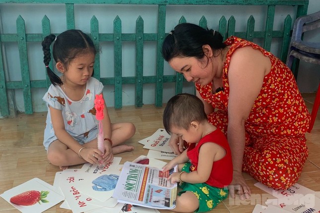 be trai gan 3 tuoi gay bat ngo voi kha nang doc tieng viet tieng anh du chua di hoc dspl