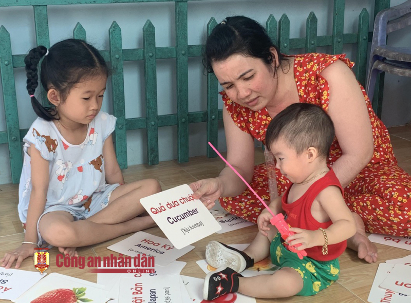 be trai gan 3 tuoi gay bat ngo voi kha nang doc tieng viet tieng anh du chua di hoc