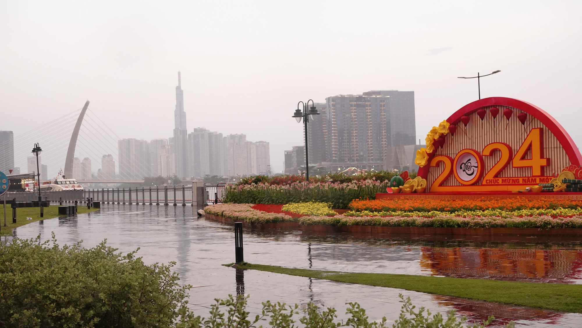 khoanh khac nguoi dan tp hcm doi mua cho xem ban phao hoa chao nam moi 2024 1 khoanh khac nguoi dan tp hcm doi mua cho xem ban phao hoa chao nam moi 2024 1