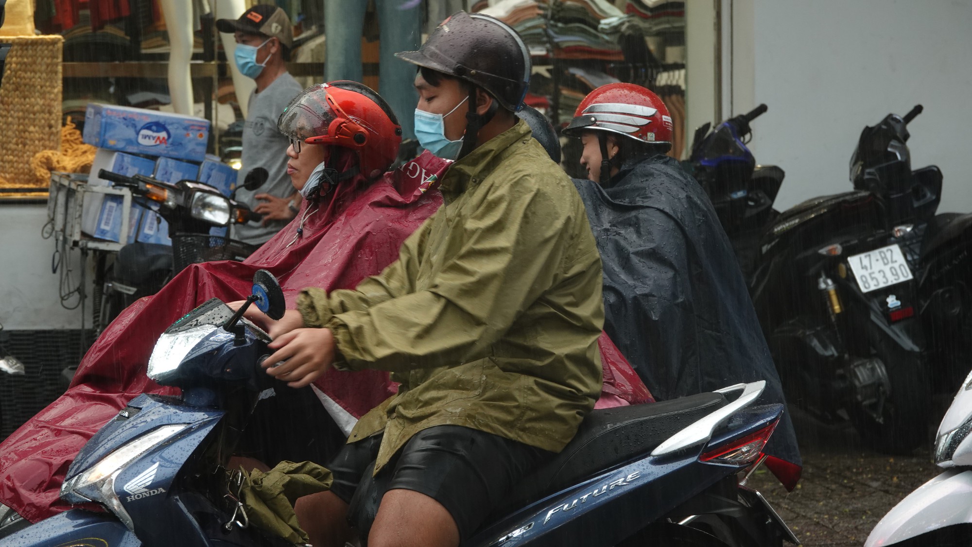 khoanh khac nguoi dan tp hcm doi mua cho xem ban phao hoa chao nam moi 2024 21 khoanh khac nguoi dan tp hcm doi mua cho xem ban phao hoa chao nam moi 2024 21