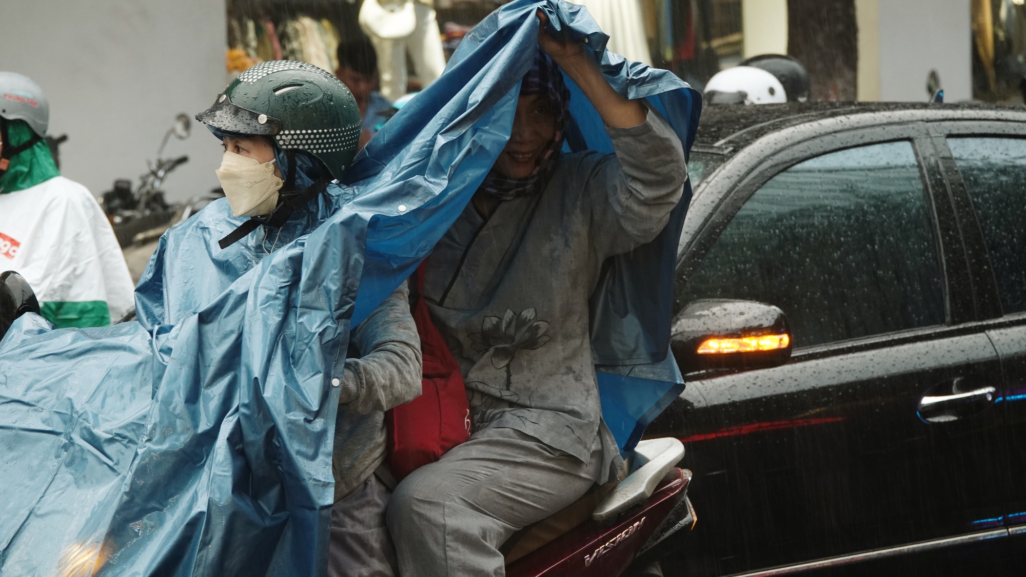 khoanh khac nguoi dan tp hcm doi mua cho xem ban phao hoa chao nam moi 2024 4 khoanh khac nguoi dan tp hcm doi mua cho xem ban phao hoa chao nam moi 2024 4