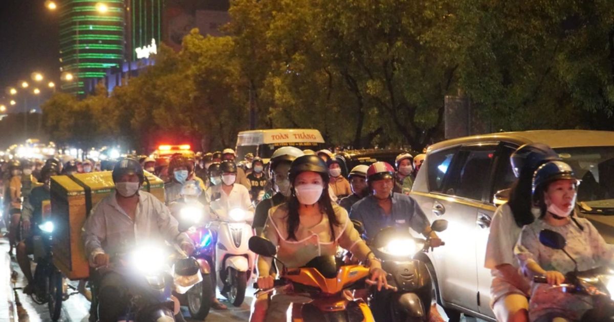 khoanh khac nguoi dan tp hcm doi mua cho xem ban phao hoa chao nam moi 20242 khoanh khac nguoi dan tp hcm doi mua cho xem ban phao hoa chao nam moi 20242