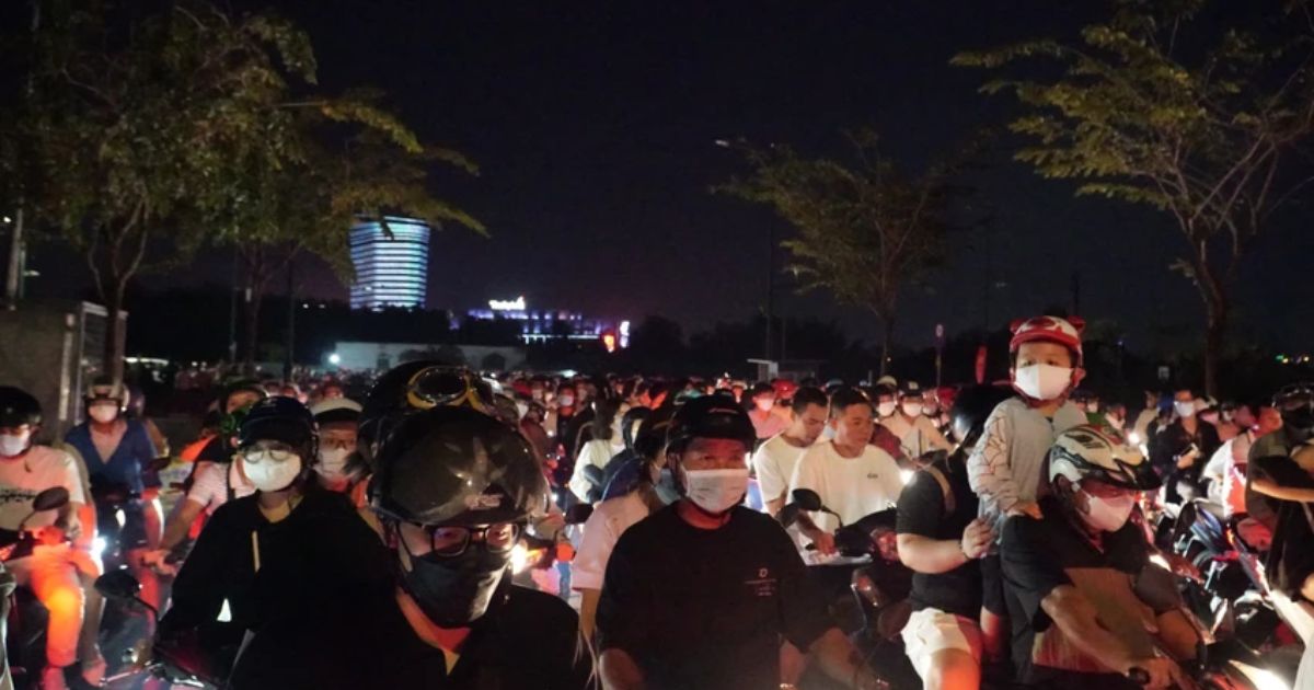 khoanh khac nguoi dan tp hcm doi mua cho xem ban phao hoa chao nam moi 20243 khoanh khac nguoi dan tp hcm doi mua cho xem ban phao hoa chao nam moi 20243