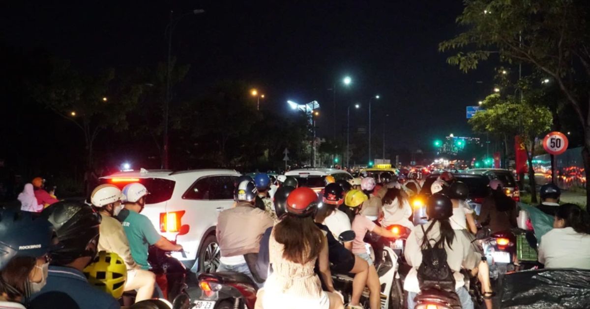 khoanh khac nguoi dan tp hcm doi mua cho xem ban phao hoa chao nam moi 20244 khoanh khac nguoi dan tp hcm doi mua cho xem ban phao hoa chao nam moi 20244