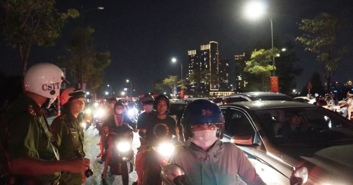 khoanh khac nguoi dan tp hcm doi mua cho xem ban phao hoa chao nam moi 20245 khoanh khac nguoi dan tp hcm doi mua cho xem ban phao hoa chao nam moi 20245