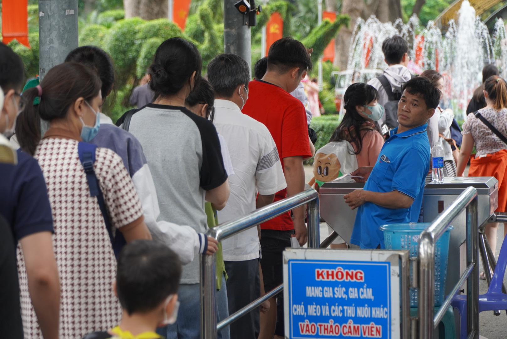 rat dong nguoi dan do ve thao cam vien vui choi dip tet duong lich dspl1 rat dong nguoi dan do ve thao cam vien vui choi dip tet duong lich dspl1