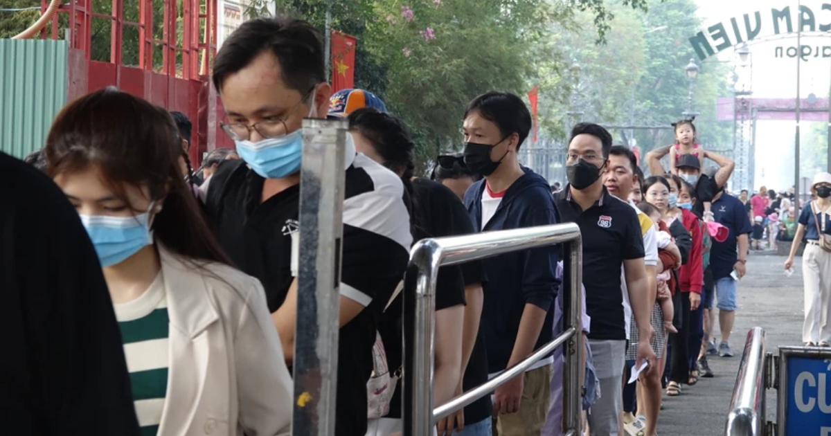 rat dong nguoi dan do ve thao cam vien vui choi dip tet duong lich2 rat dong nguoi dan do ve thao cam vien vui choi dip tet duong lich2