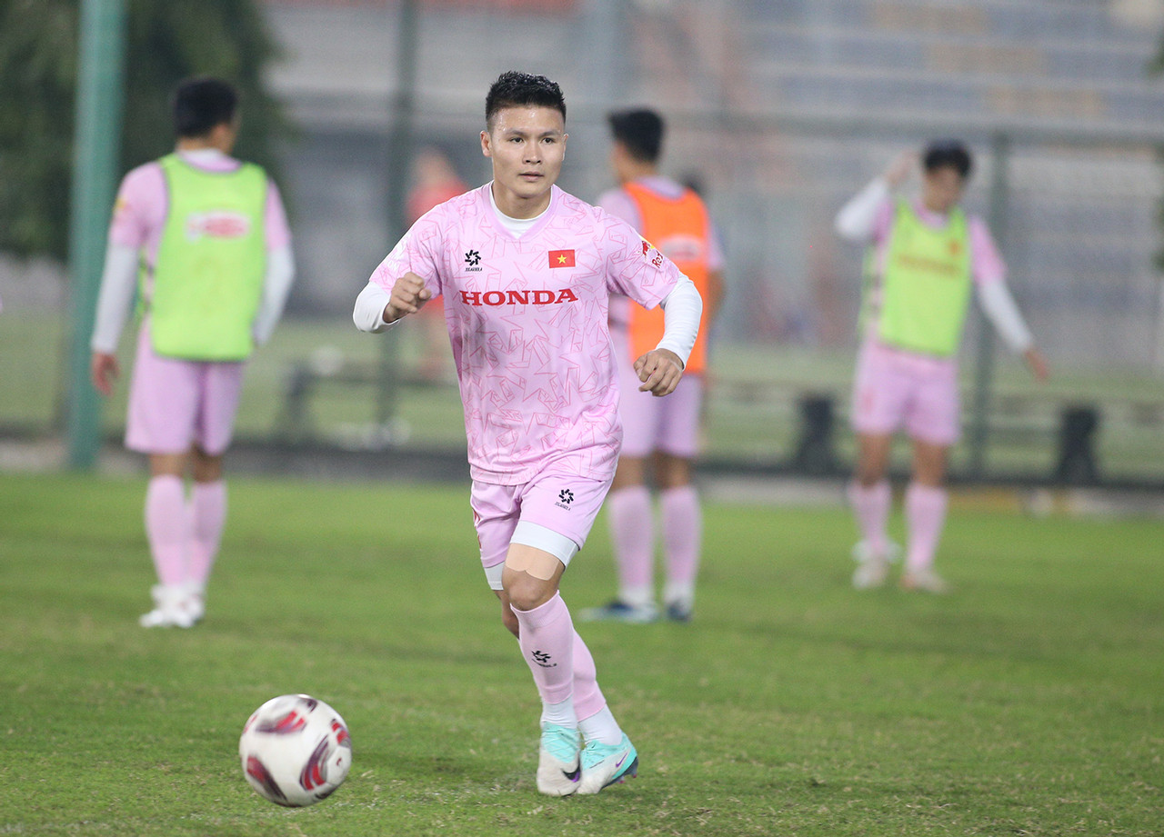 dau dau voi con bao chan thuong cua tuyen viet nam hlv troussier co dong thai bat ngo 2