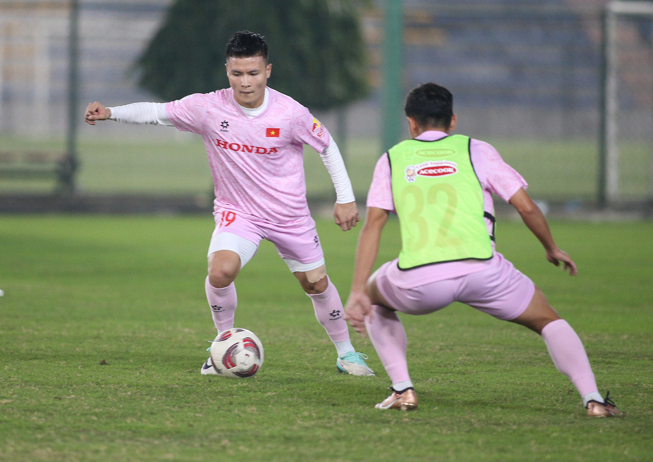 dau dau voi con bao chan thuong cua tuyen viet nam hlv troussier co dong thai bat ngo 3