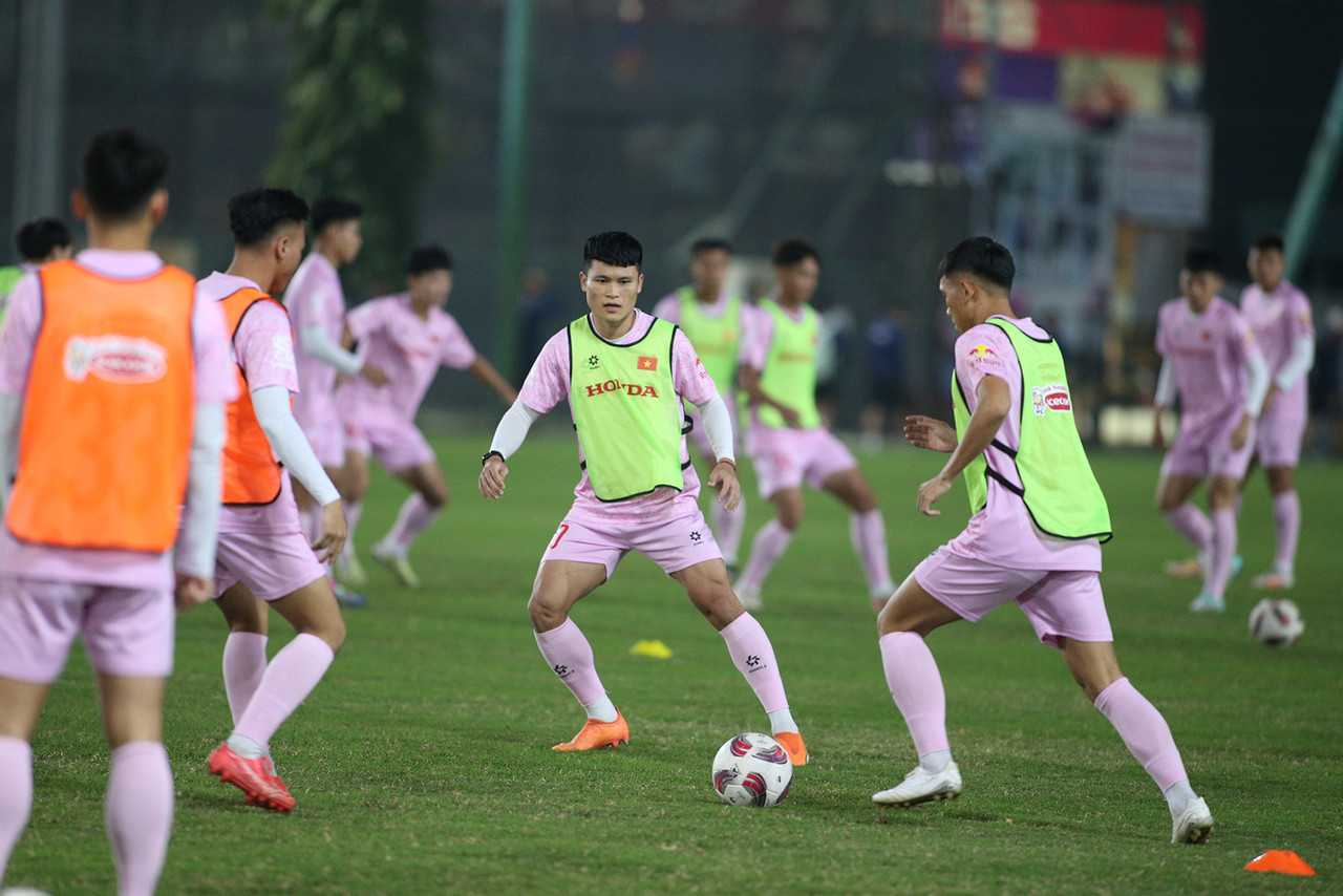 dau dau voi con bao chan thuong cua tuyen viet nam hlv troussier co dong thai bat ngo 5