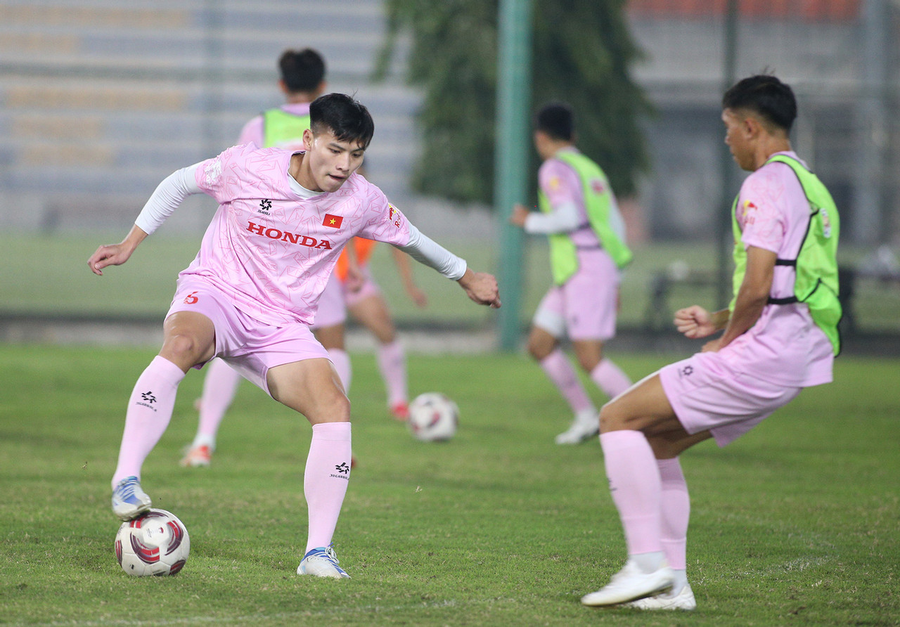 dau dau voi con bao chan thuong cua tuyen viet nam hlv troussier co dong thai bat ngo 7