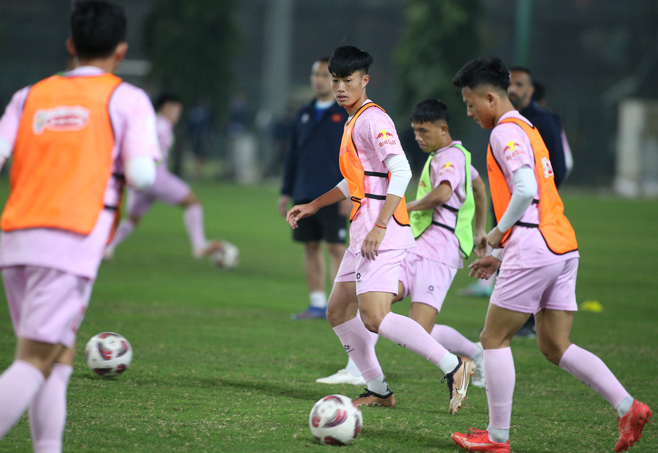 dau dau voi con bao chan thuong cua tuyen viet nam hlv troussier co dong thai bat ngo 8