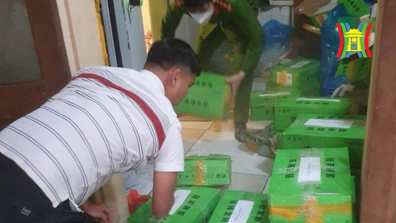 tam giu hon 1 tan trang lon boc mui khi dang van chuyen vao nha dan dspl