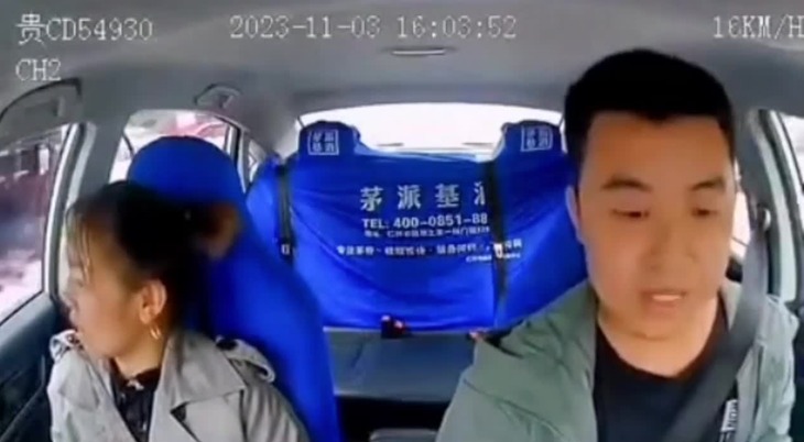 that hua tra tien ship dien thoai nam tai xe co hanh dong dap tra voi nu hanh khach dspl