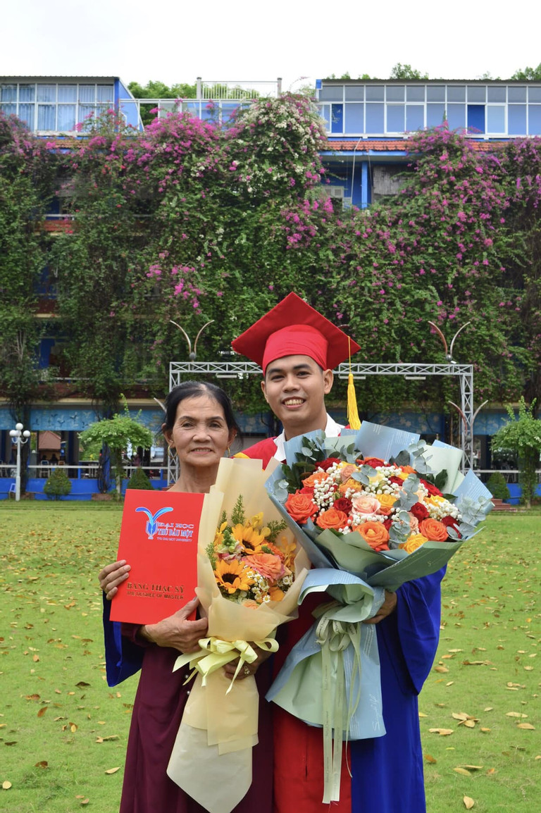 chang trai quy lay me trong ngay tot nghiep thac sy va cau chuyen phia sau khien nhieu nguoi bat ngo dspl