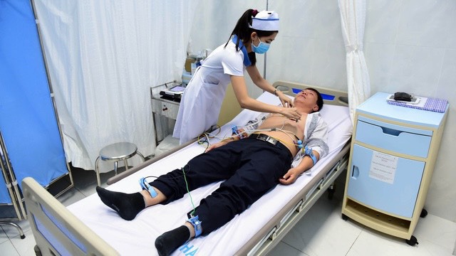 dau bep nam nhap vien vi dot quy tim cap khi dang nau an dspl