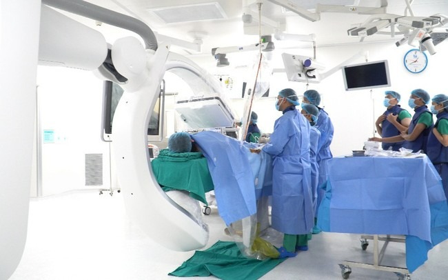 dau bep nam nhap vien vi dot quy tim cap khi dang nau an