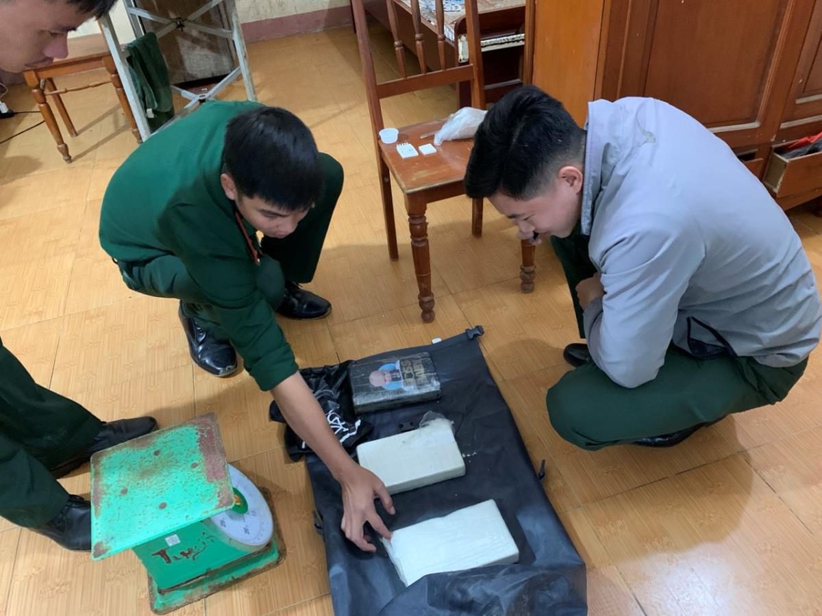 quang ngai dang di dao 1 nguoi dan phat hien gan 3kg ma tuy dat vao bo bien1