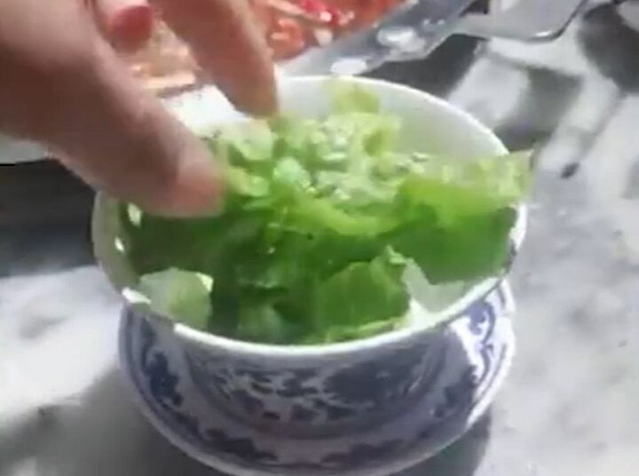 goi do nhung lau khach hang choang khi chung kien do an duoc mang ra dspl goi do nhung lau khach hang choang khi chung kien do an duoc mang ra dspl