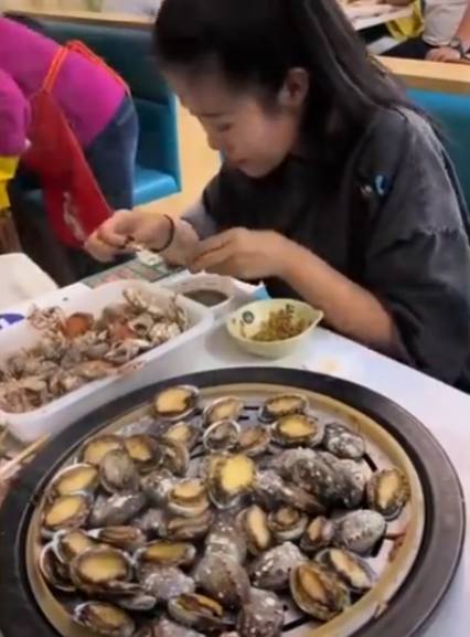 nguoi me dan 2 con di an buffet va hanh dong dang xau ho duoc camera ghi lai dspl