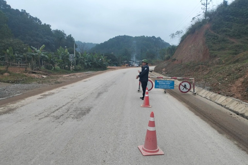 te liet duong len cua khau cau treo do dat da sat lo giao thong ach tac dspl