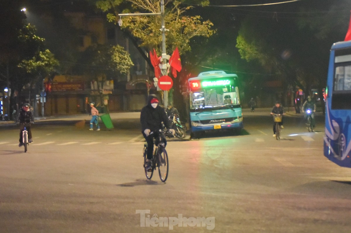 bat chap thoi tiet 8 do c nguoi dan thu do van chay bo tap the duc tu 4h sang 2