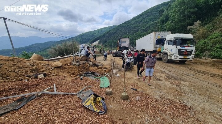 doan dai o to xep hang tren deo an khe giao thong lien tuc tac nghen nhieu gio dspl